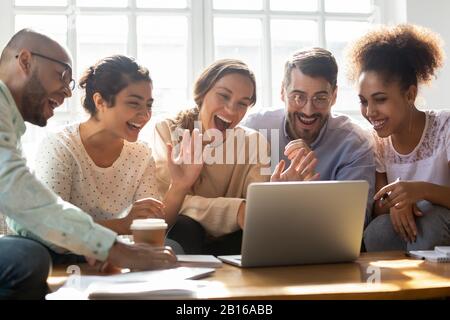 Fünf multiethnische Freunde machen Videoaufnahmen mit Blick auf den Laptop-Bildschirm Stockfoto