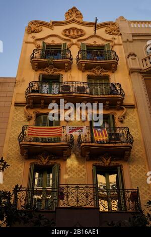 Ein Balkon in Barcelona unter der Flagge von Senyera Katalonien, der ihren Wunsch nach Unabhängigkeit zeigt Stockfoto