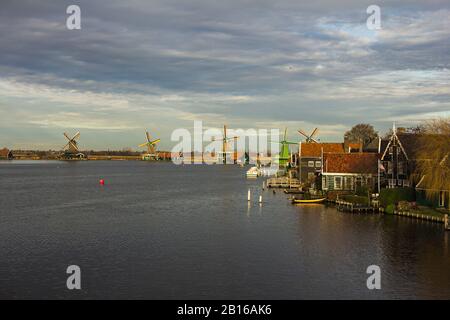 Zaanse Schans, Zaandam, Zaandijk, Niederlande, 20. Januar 2020. Historische Windmühlen von Zaanse Schans errichteten traditionelle Gebäude aus dem 17. Jahrhundert Stockfoto