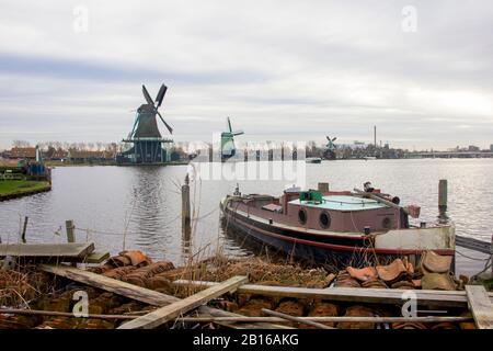 Zaanse Schans, Zaandam, Zaandijk, Niederlande, 20. Januar 2020. Historische Windmühlen von Zaanse Schans errichteten traditionelle Gebäude aus dem 17. Jahrhundert Stockfoto