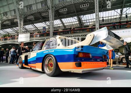 Februar 2020 - London, Großbritannien. Retromobile BMW Junior Team 320 Modell eines Rennfahrers Eddie Cheever auf der Classic Car Show in London. Stockfoto