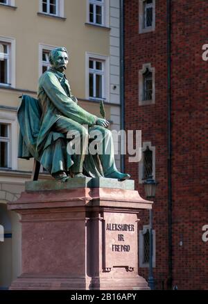 Februar 2020 In Wroclaw, Polen. Statue des Dramatikers Aleksander Fredro auf dem Rynek Platz, Stockfoto