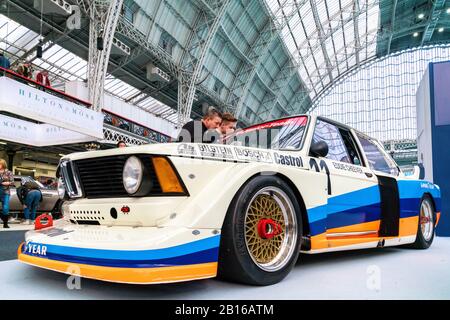 Februar 2020 - London, Großbritannien. Retromobile BMW Junior Team 320 Modell eines Rennfahrers Eddie Cheever auf der Classic Car Show in London. Stockfoto