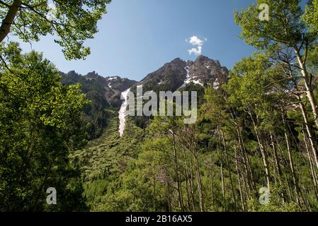 Blick auf den Crater Lake Trail in der Nähe von Maroon Bells, Colorado, USA Stockfoto