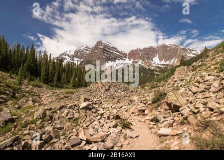 Maroon Bells vom Crater Lake Trail, Colorado, USA Stockfoto