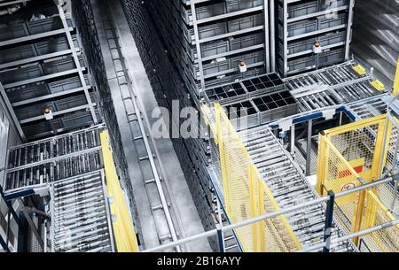 Abbildung: Modernes automatisiertes Lagersystem. Stockfoto