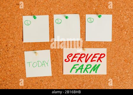 Word Writing Text Server Farm. Geschäftsfoto, das eine Gruppe von Computern zeigt, die als Server fungieren und zusammen Korkboard Farbformat Papier Stift thu untergebracht sind Stockfoto