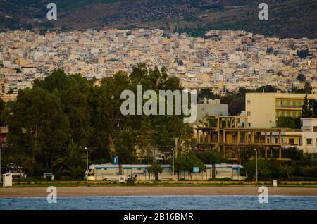 In Glyfada Athen Attika Griechenland fährt eine Straßenbahn nach Norden Stockfoto