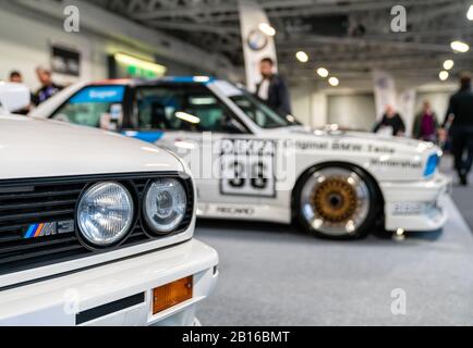 Februar 2020 - London, Großbritannien. Nahaufnahme des Bmw M3 E30-Emblems auf der Classic Car Show in London. Stockfoto