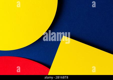 Hintergrund der Textur von Papier mit abstraktem Fettdruck. Minimale geometrische Formen und Linien in blau, marineblau, rot und gelb Stockfoto