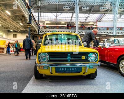 Februar 2020 - London, Großbritannien. Classic Mini Clubman Anwesen in Gelb auf der Classic Car Show in London. Stockfoto