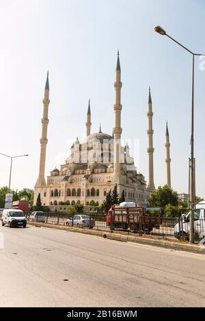 Adana, Türkei - 27. Juni 2019: Adana Seyhan Central Moschee in der Nähe des Flusses Seyhan. Stockfoto