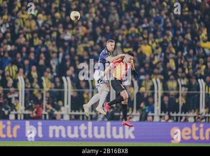 Februar 2020: Serdar Aziz von Fenerbahce SK foulte Falcao von Galatasaray SK während FenerbahÃ§e gegen Galatasaray im ÅžÃ¼krÃ¼ SaracoÄŸlu Stadium, Istanbul, Türkei. Kim Price/CSM Stockfoto