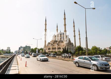 Adana, Türkei - 27. Juni 2019: Adana Seyhan Central Moschee in der Nähe des Flusses Seyhan. Stockfoto