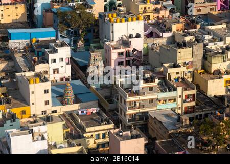 Luftansicht der Dachplatten in Der Armengegend von Bengaluru City Mit Hindu-Tempeln im Bild Stockfoto