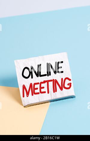 Hinweis zum Online-Meeting. Geschäftskonzept für ein Meeting, das über ein elektronisches Medium Papier auf Pufferdraht auf weichem Pastellmull stattfindet Stockfoto