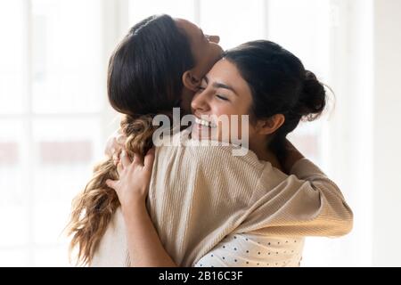 Ehrliche Multiracial Mädchen beste Freunde, die sich für das stehen in geschlossenen Räumen einlassen Stockfoto