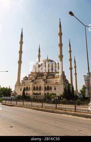 Adana, Türkei - 27. Juni 2019: Adana Seyhan Central Moschee in der Nähe des Flusses Seyhan. Stockfoto