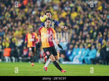 Februar 2020: Falcao von Galatasaray SK vor Jailson von Fenerbahce SK während Fenerbahçe gegen Galatasaray im ÅžÃ¼krÃ¼ SaracoÄŸlu Stadion, Istanbul, Türkei. Kim Price/CSM Stockfoto