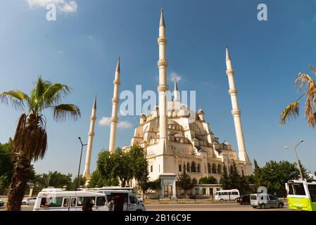 Adana, Türkei - 27. Juni 2019: Adana Seyhan Central Moschee in der Nähe des Flusses Seyhan. Stockfoto