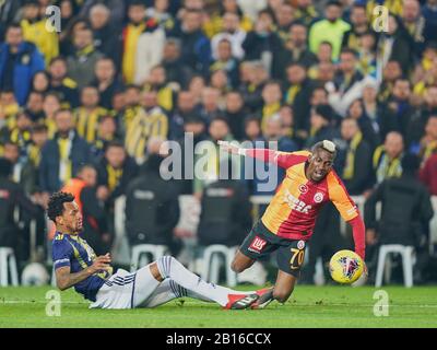 Februar 2020:!f32! Strafstoß gegen Henry Onyekuru von Galatasaray SK während Fenerbahçe gegen Galatasaray im ÅžÃ¼krÃ¼ SaracoÄŸlu Stadium, Istanbul, Türkei. Kim Price/CSM Stockfoto