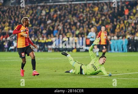 23. Februar 2020: Henry Onyekuru von Galatasaray SK erzielte 1:3 während Fenerbahçe gegen Galatasaray im ÅžÃ¼krÃ¼ SaracoÄŸlu Stadium, Istanbul, Türkei. Kim Price/CSM Stockfoto