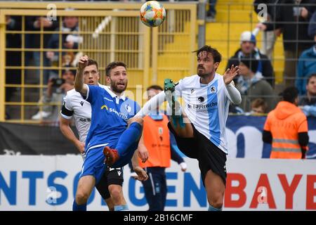 München, Deutschland. Februar 2020. Dennis ERDMANN (1860), Action, Duelle gegen Rico PREISSINGER (MD). Fußball 3. Liga, 25. Spieltag, TSV München 1860 - 1.FC Magdeburg 1-1, am 23.02.2020. Stadion an der Gruenwalder Straße in München verbieten DFL-REGELUNGEN JEDE VERWENDUNG VON FOTOS ALS BILDSEQUENZEN UND/ODER QUASI-VIDEO. Weltweite Nutzung Credit: Dpa / Alamy Live News Stockfoto