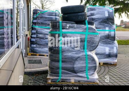 Lieferung neuer Reifen für die Saison an den Laden auf Paletten Stockfoto