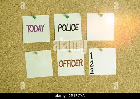 Schriftliche Mitteilung mit Polizeibeamten. Geschäftskonzept für eine Demonstration, wer ein Mitarbeiter des Strafverfolgungsteams Ist, Größe des Papiers mit Griffplatte Stockfoto