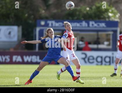 London, ENGLAND - 23. FEBRUAR Leonie Maier von Arsenal-Frauen, die beim FA-Cup-Spiel zwischen Arsenal und Lewes Ladies im Meadow Park, Borehamwood am Sonntag, 23. Februar 2020 um den Besitz von Caitlin Hayes von Lewes Frauen kämpfen. (Kredit: Jacques Feeney News & Sport) Foto darf nur für redaktionelle Zwecke in Zeitungen und/oder Zeitschriften verwendet werden, Lizenz für kommerzielle Nutzung erforderlich Kredit: MI News & Sport /Alamy Live News Stockfoto