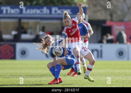 London, ENGLAND - 23. FEBRUAR Leonie Maier von Arsenal-Frauen kämpft für Besitz mit Katie Rood von Lewes Frauen während des FA Cup Spiels zwischen Arsenal und Lewes Damen im Meadow Park, Borehamwood am Sonntag, 23. Februar 2020. (Kredit: Jacques Feeney News & Sport) Foto darf nur für redaktionelle Zwecke in Zeitungen und/oder Zeitschriften verwendet werden, Lizenz für kommerzielle Nutzung erforderlich Kredit: MI News & Sport /Alamy Live News Stockfoto