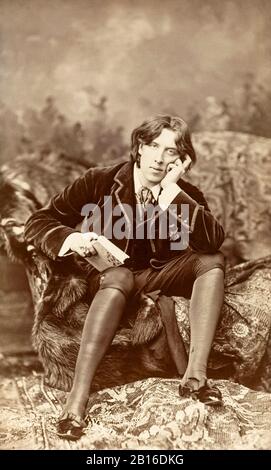 Oscar Wilde (1854-1900) irischer Autor, Dichter und Dramatiker fotografierte während eines Besuches der USA im Jahr 1882 von Napoleon Sarony (1821-1896). Dieses Foto wurde später Gegenstand einer Urheberrechtsverletzung in Burrow-Giles Lithographischer Co. V. Sarony, 111 US 53 (1884er), die die Ausweitung des Urheberrechtsschutzes auf die Fotografie zur Folge hatte. Weitere Informationen finden Sie weiter unten. Stockfoto