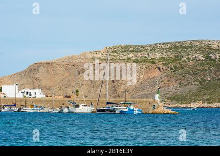 Menorca, Spanien - Oktober 12, 2019: Boote im Hafen von Fornells, Menorca, Spanien Stockfoto