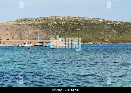 Menorca, Spanien - Oktober 12, 2019: Boote im Hafen von Fornells, Menorca, Spanien Stockfoto