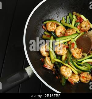 Konzept der italienischen Küche. Pfanne mit gebratenen Garnelen und Zucchini. Zutat für Pasta. Draufsicht. Stockfoto