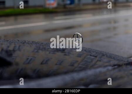 Wolfsburg ist für das Volkswagen-Automobilwerk bekannt. Die meisten Autos auf den Straßen der Stadt sind VW, aber auch andere Marken sind zu sehen. Stockfoto