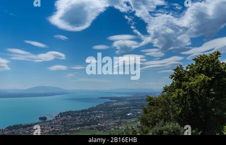 Blick auf den schönen blauen See Leman, die Stadt Rolle und die fantastische Himmelslandschaft. Kanton Waadt, Schweiz Stockfoto