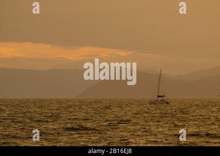 Katamaran-Yacht segelt aus dem Saronischen Golf in der Nähe von Athen-Attika Griechenland Stockfoto