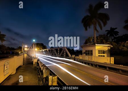 Die historische Snow-Reed Swing Bridge im ebenso historischen Segelboot Bend Viertel in der Nähe der Innenstadt von Fort Lauderdale. Stockfoto