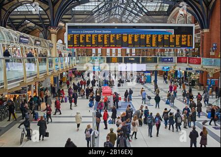 Die Leute auf dem Golfplatz des Bahnhofs London Liverpool Street. Stockfoto