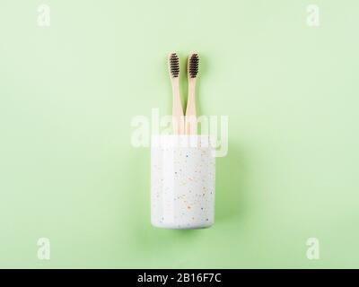 Bambuszahnbürsten für zwei Personen aus Keramikglas Stockfoto