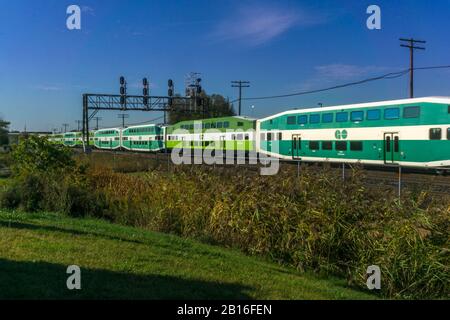 Scarborough, Ontario, Kanada, Oktober 2017 - Gehen Sie mit dem Zug, der unter einer Eisenbahn-Signalbrücke in Scarborough führt Stockfoto