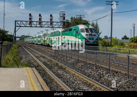 Scarborough, Ontario, Kanada, Oktober 2017 - Gehen Sie mit dem Zug, der unter einer Eisenbahn-Signalbrücke in Scarborough führt Stockfoto