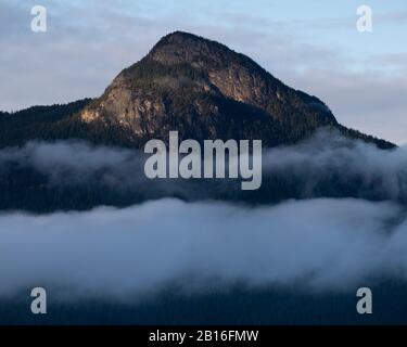 Blick auf die Berge von der Porteau Cove Road in Lions Bay, British Columbia, Kanada Stockfoto