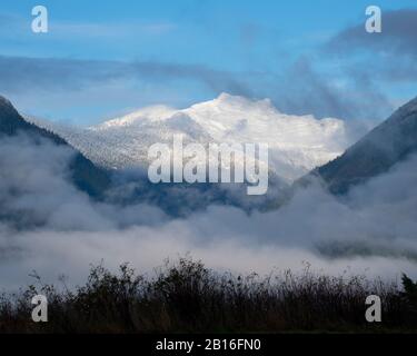 Blick auf die Berge von der Porteau Cove Road in Lions Bay, British Columbia, Kanada Stockfoto