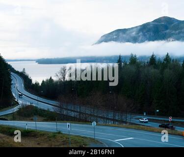 Rückblick auf den Highway 99 von der Porteau Cove Road in Lions Bay, British Columbia, Kanada Stockfoto