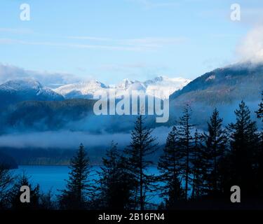 Blick auf die Berge von der Porteau Cove Road in Lions Bay, British Columbia, Kanada Stockfoto