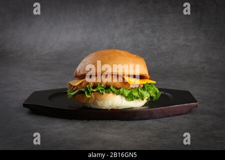 Huhn Nuggets und pommes frites and Juice - Mittagessen - Draufsicht - auf einem schwarzen Holzteller auf dunklem Hintergrund Stockfoto