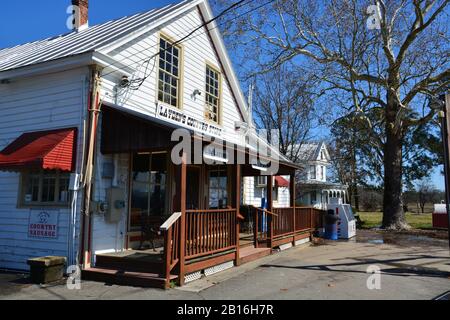 Der in Familienbesitz befindliche Layden Country Store an der Ecke NC-37 und SR-1200 in der kleinen Gemeinde Belvidere NC ist ein Schritt zurück in die Zeit. Stockfoto