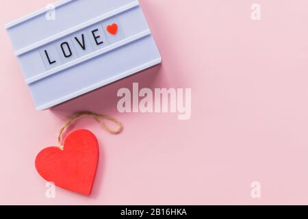 Foto eines Leuchtkastens mit Text, LIEBE, über isoliertem Hintergrund Stockfoto
